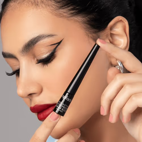 توب فيس كحل سائل طويل الأمد مقاوم للماء - أسود كربوني 